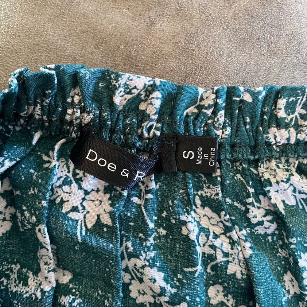 Doe & Rae Green Floral Ruffle Neck Top Size Small - Picture 3 of 11